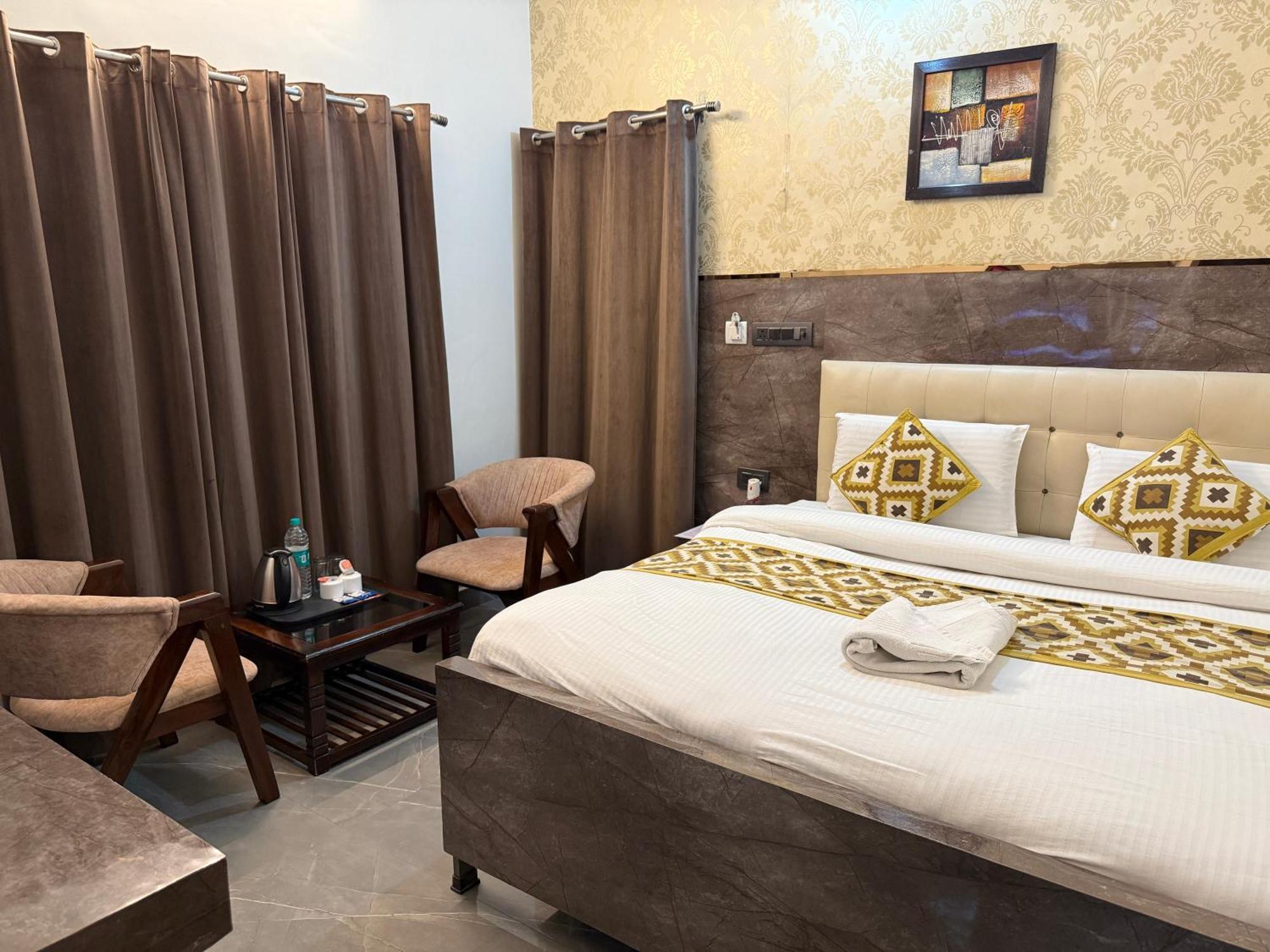 Krishna Residency - A Boutique Hotel Bareli Kültér fotó