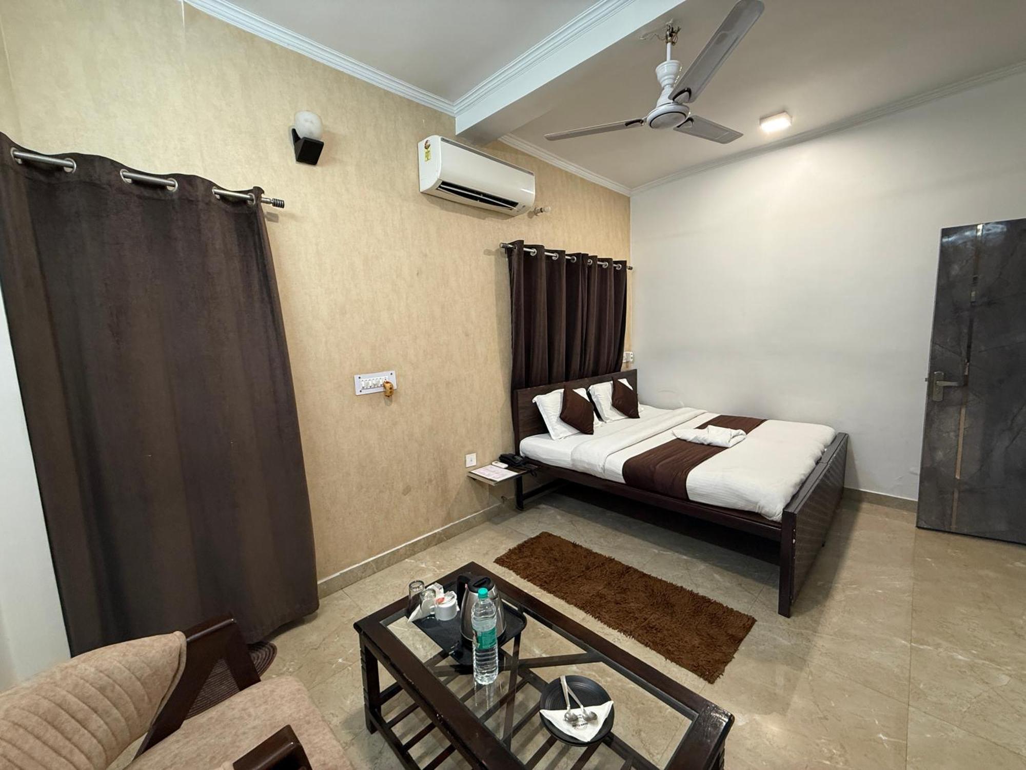 Krishna Residency - A Boutique Hotel Bareli Kültér fotó
